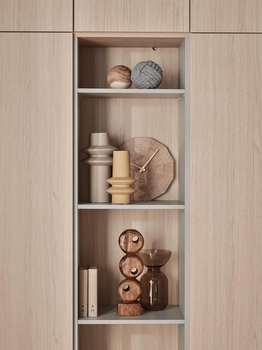 Półka z drewnianymi i ceramicznymi ozdobami